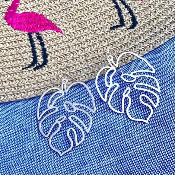 ✨HPx3✨Monstera Leaf Earrings - Picture 4 of 6